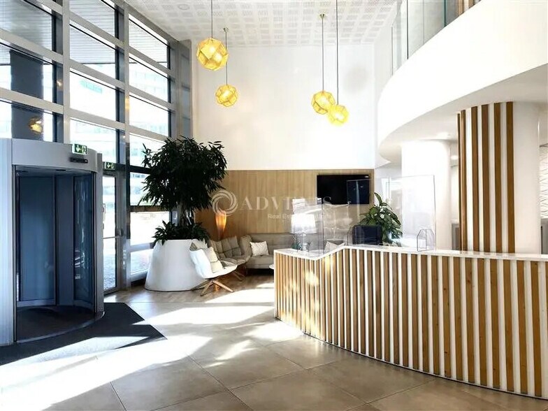 Bureau dans Courbevoie à louer - Hall d’entrée – Image 2 sur 12