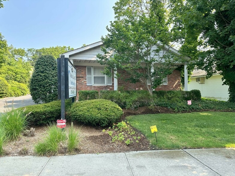 445 Main St, Center Moriches, NY à vendre - Photo de l’immeuble – Image 3 sur 41
