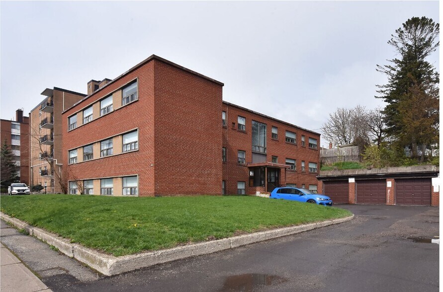 1051 Victoria Park Ave, Toronto, ON à vendre - Photo principale – Image 1 sur 17