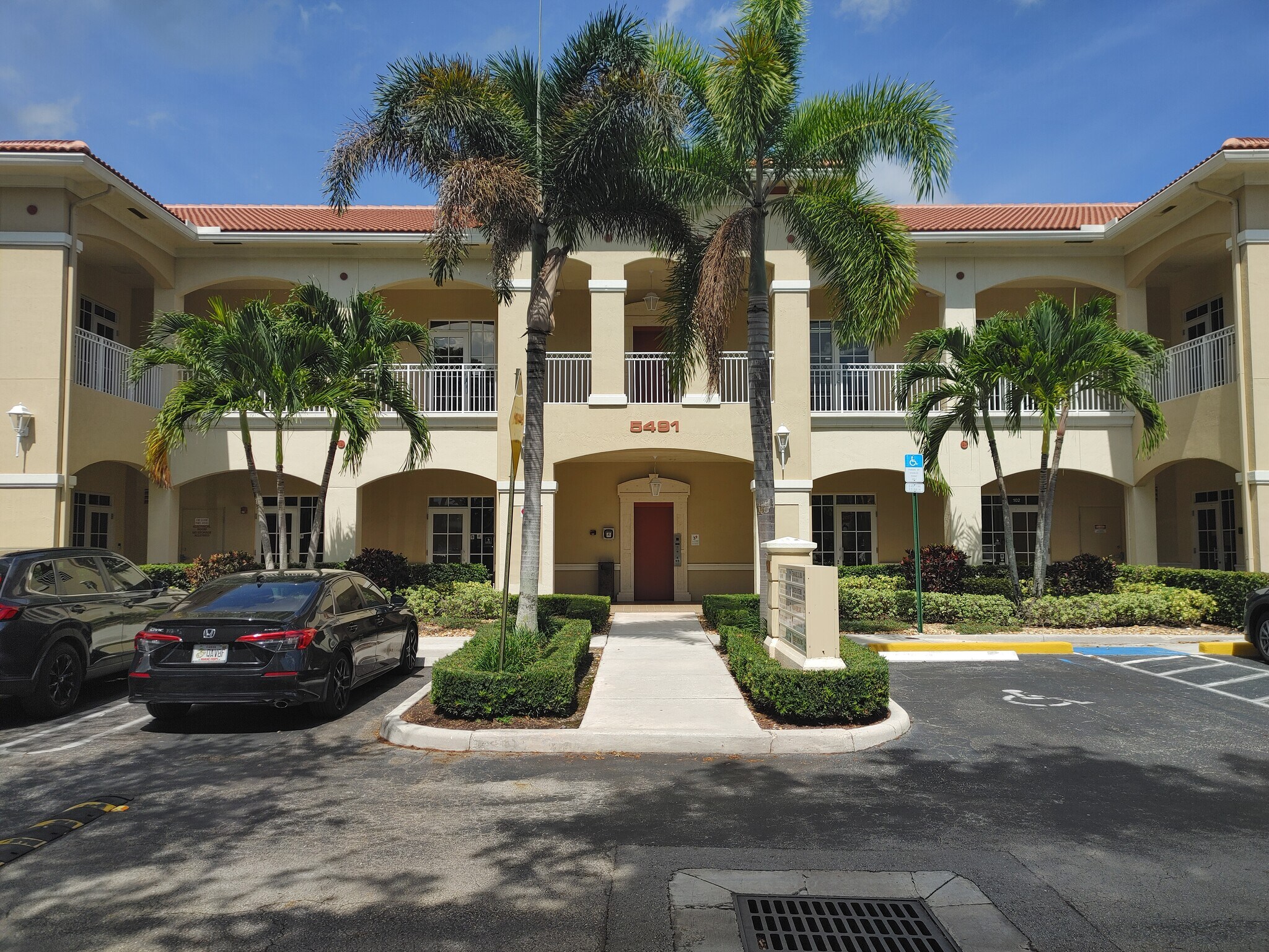 5491 N University Dr, Coral Springs, FL à louer Photo de l’immeuble– Image 1 sur 16