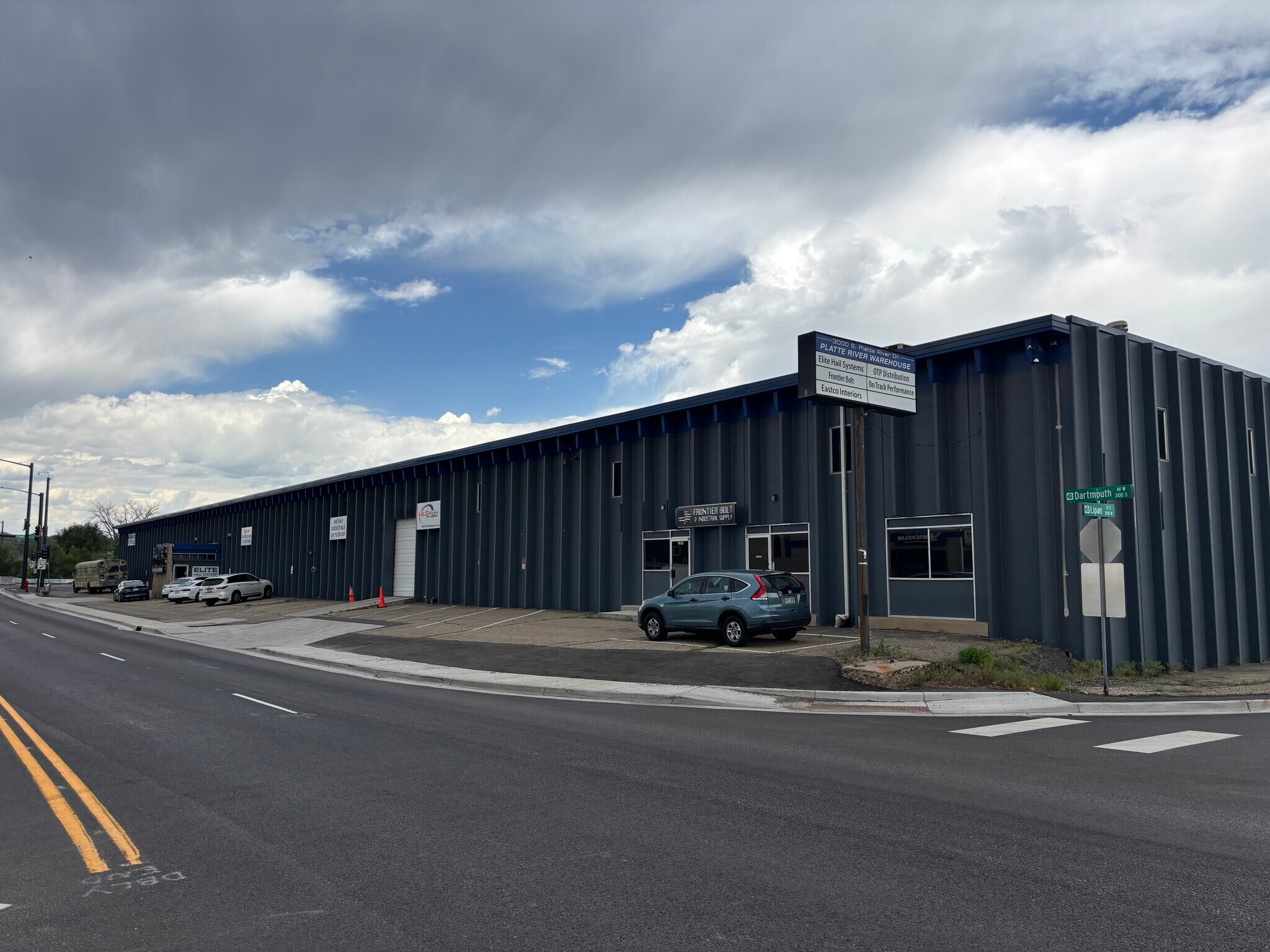 3000-3066 S Platte River Dr, Englewood, CO à louer Photo de l’immeuble– Image 1 sur 11