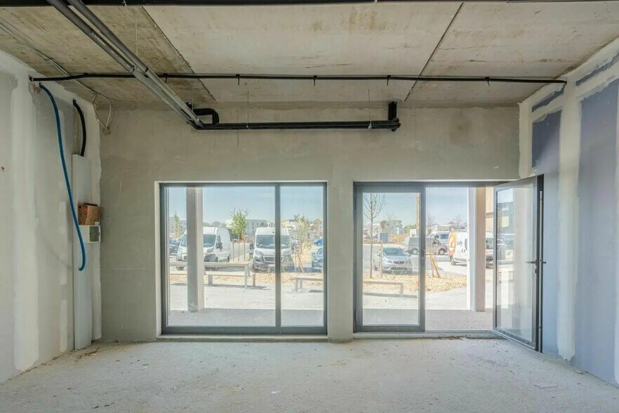 Local commercial dans Épron à vendre - Photo de l’immeuble – Image 2 sur 12