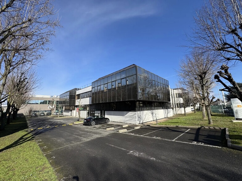 Local d’activités dans Nanterre à louer - Photo de l’immeuble – Image 1 sur 10