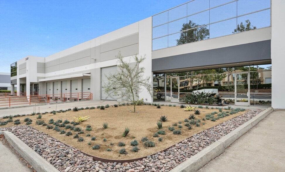 4039 Calle Platino, Oceanside, CA à louer - Photo de l’immeuble – Image 2 sur 7