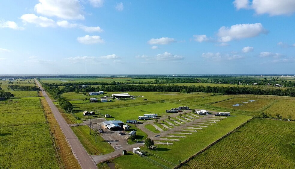 24313 County Rd 46, Angleton, TX à vendre - Photo de l’immeuble – Image 3 sur 32