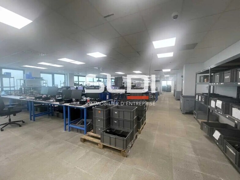 Local d’activités dans CHAMPAGNE-AU-MONT-D'OR à louer - Photo de l’immeuble – Image 3 sur 5