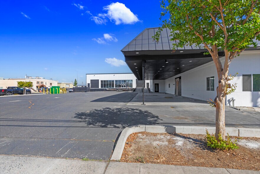 1321 Railroad Ave, Clovis, CA à louer - Photo de l’immeuble – Image 3 sur 21