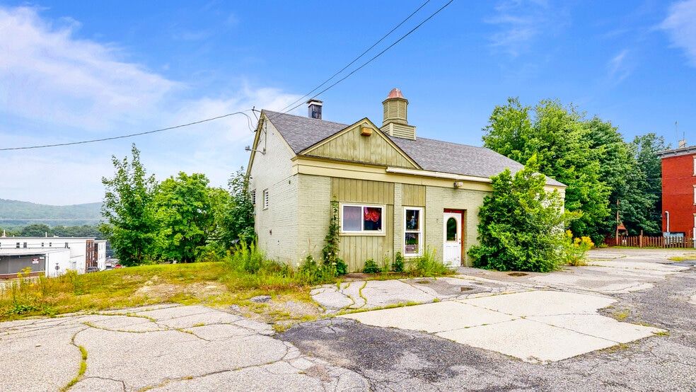 352 Hancock St, Rumford, ME à vendre - Photo principale – Image 1 sur 17