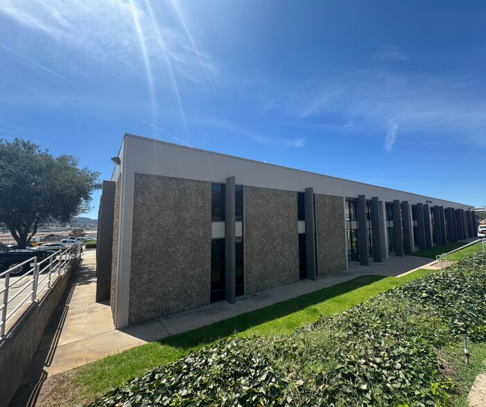 8400 N Magnolia Ave, Santee, CA à louer - Photo de l’immeuble – Image 2 sur 3