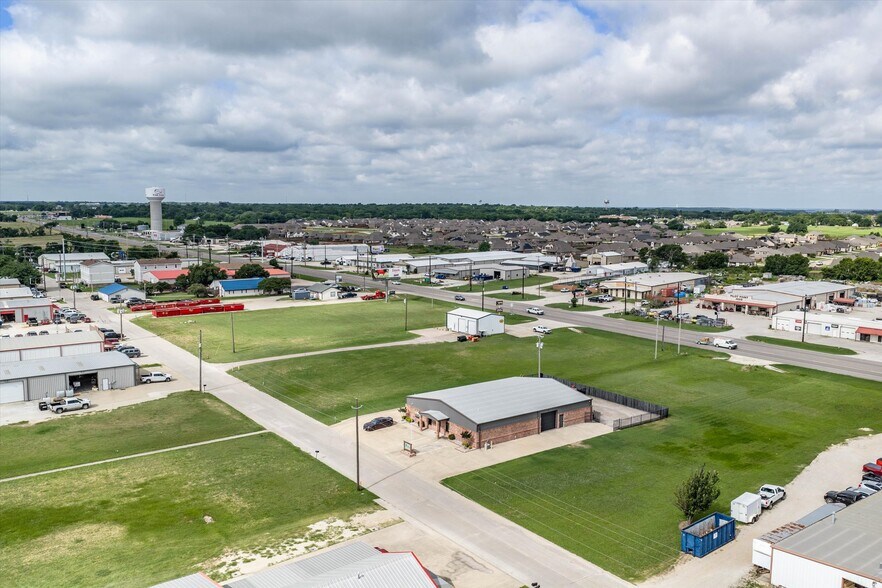 1208 N Industrial Blvd, Pilot Point, TX à vendre - Photo de l’immeuble – Image 3 sur 17