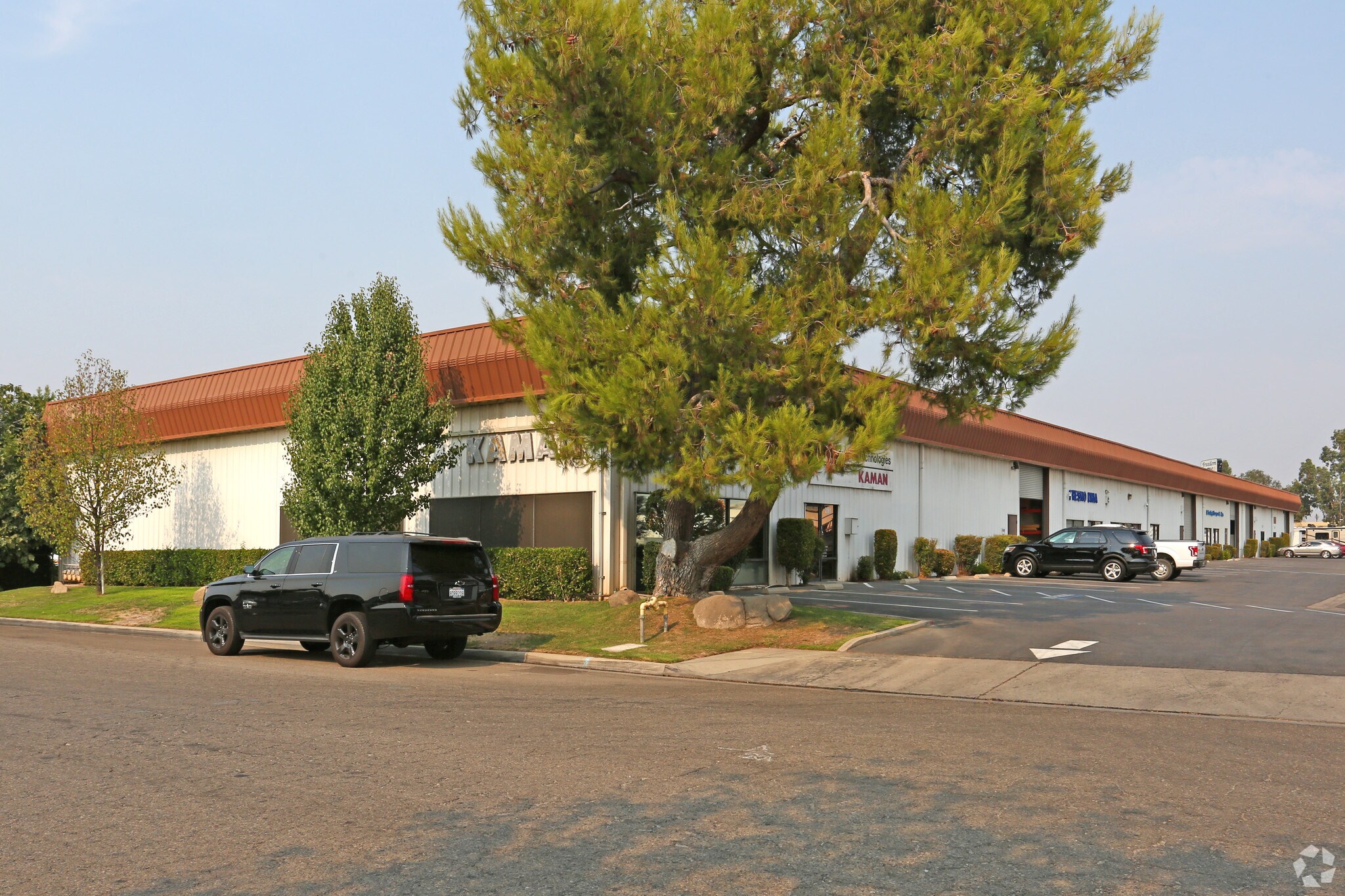 2561-2571 S Sarah St, Fresno, CA à louer Photo principale– Image 1 sur 8