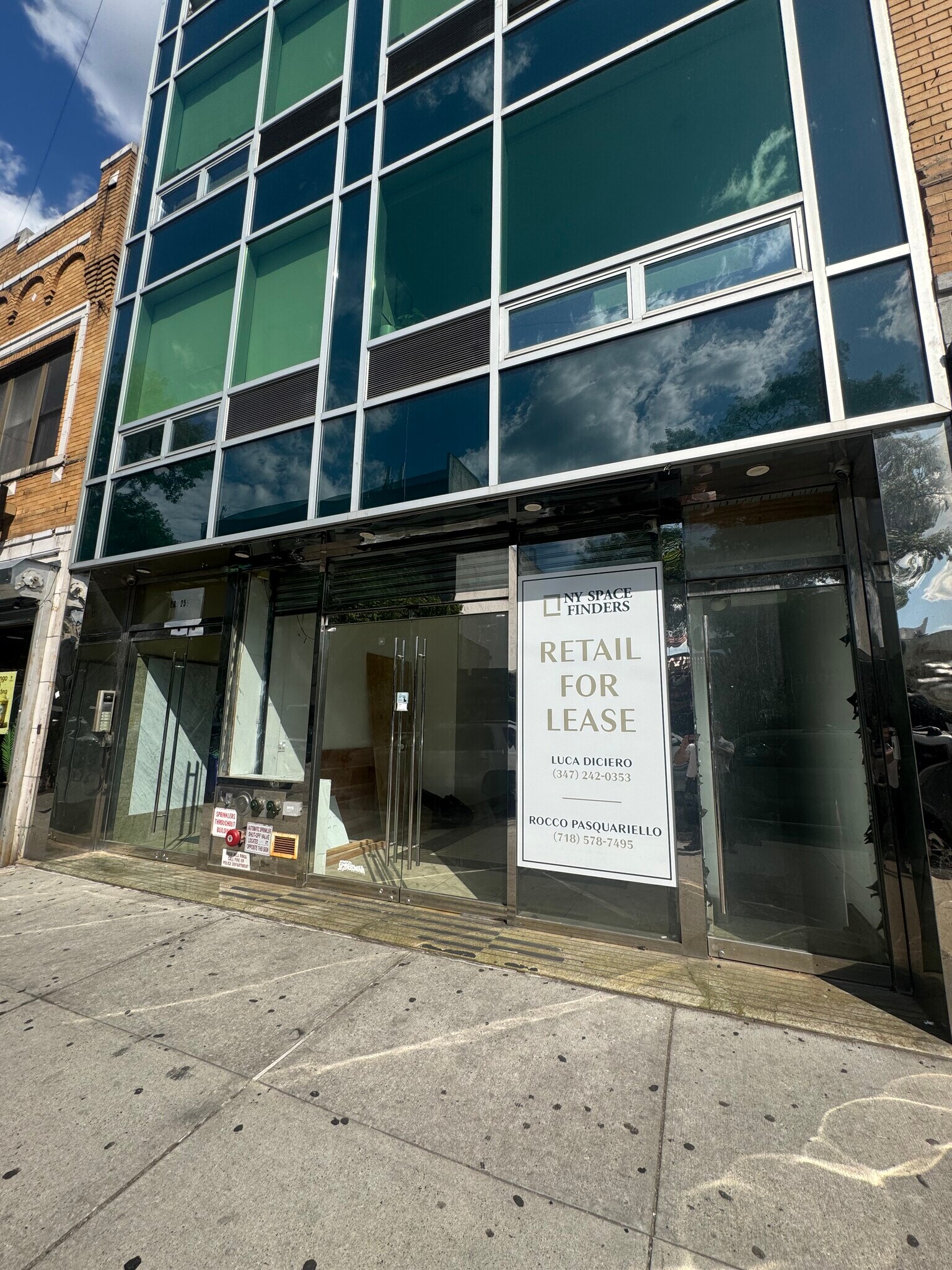 28-25 Steinway St, Astoria, NY à louer Photo de l’immeuble– Image 1 sur 13