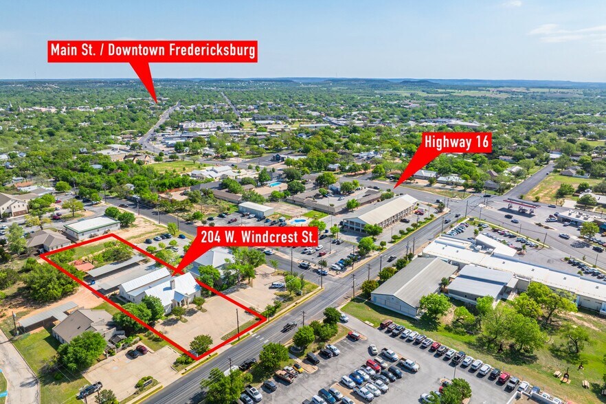 204 W Windcrest St, Fredericksburg, TX à vendre - Photo de l’immeuble – Image 3 sur 24