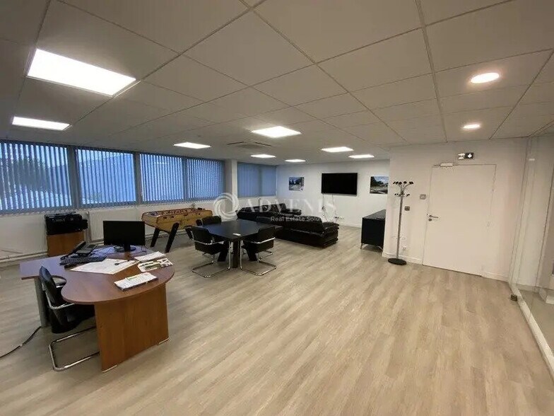 Bureau dans Buc à vendre - Photo de l’immeuble – Image 2 sur 5