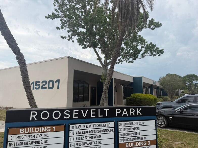 15201 Roosevelt Blvd, Clearwater, FL à louer - Photo de l’immeuble – Image 3 sur 15