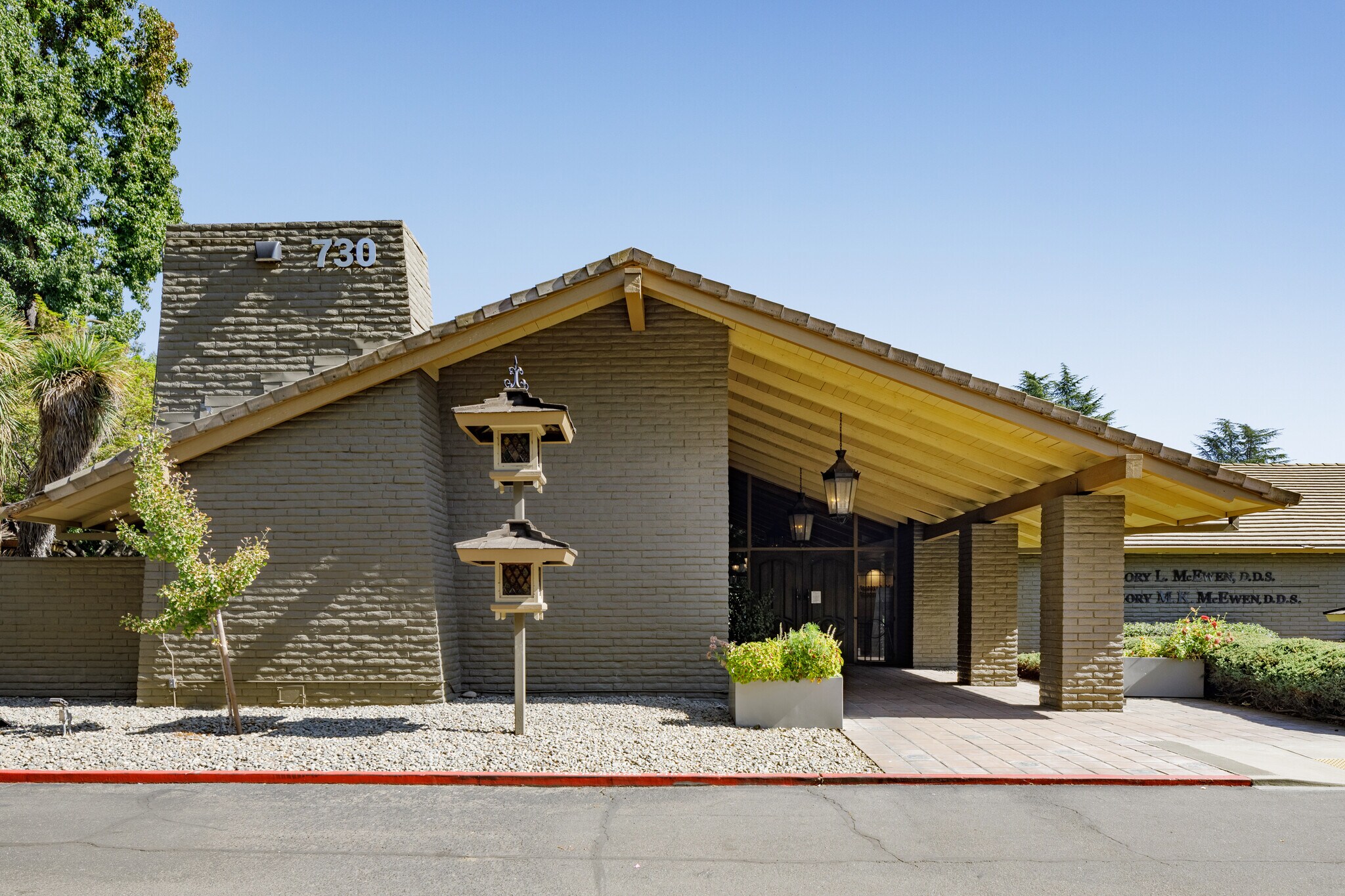 730 Howe Ave, Sacramento, CA à louer Photo de l’immeuble– Image 1 sur 12