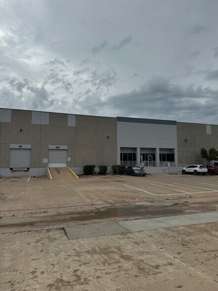 2400 Grand Avenue Pky, Austin, TX à louer - Photo de l’immeuble – Image 1 sur 1