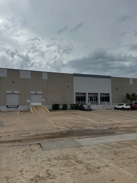 2400 Grand Avenue Pky, Austin, TX à louer Photo de l’immeuble– Image 1 sur 2