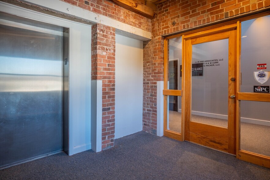 12 Roosevelt Ave, Mystic, CT à louer - Photo intérieure – Image 3 sur 5