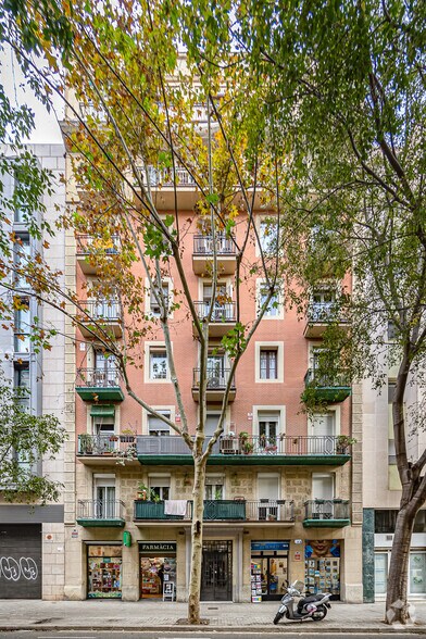 Immeuble residentiel dans Barcelone, Barcelona à vendre - Photo principale – Image 1 sur 1