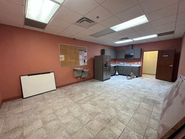 6314 Kingspointe Pky, Orlando, FL à louer - Photo de l’immeuble – Image 3 sur 10