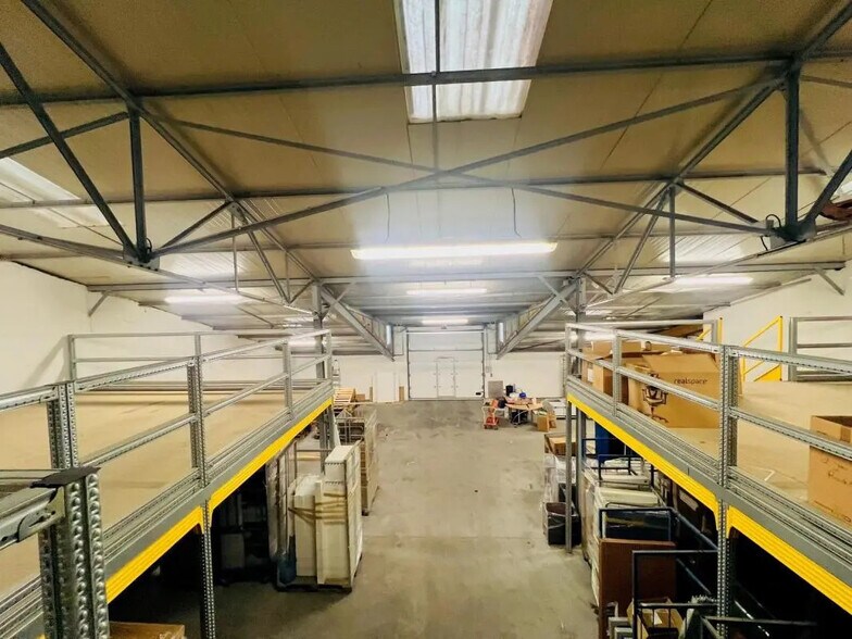 Local d’activités dans Aulnay-sur-Mauldre à louer - Photo de l’immeuble – Image 3 sur 7