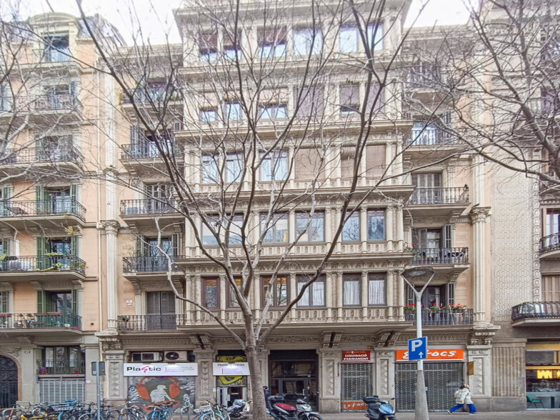 Immeuble residentiel dans Barcelone, Barcelona à vendre - Photo de l’immeuble – Image 2 sur 4