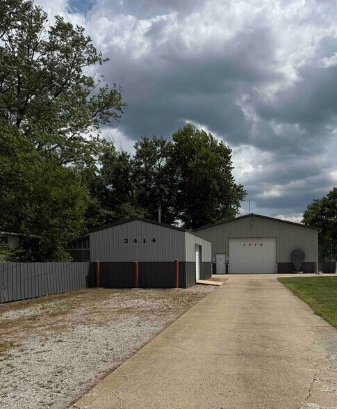 2414 Batestown Rd, Danville, IL à vendre - Photo de l’immeuble – Image 2 sur 56