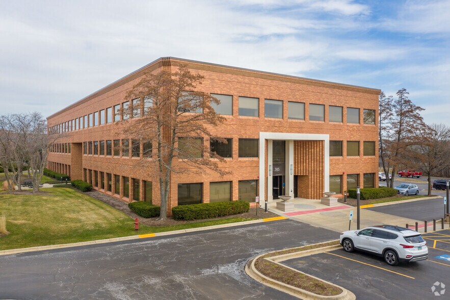 745 Mcclintock Dr, Burr Ridge, IL à louer - Photo de l’immeuble – Image 3 sur 8