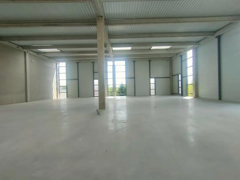 Bureau dans Élancourt à louer - Photo de l’immeuble – Image 3 sur 8