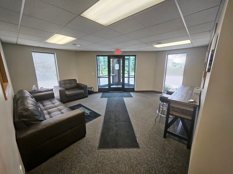 14280 James Rd, Rogers, MN à louer - Photo de l’immeuble – Image 2 sur 17
