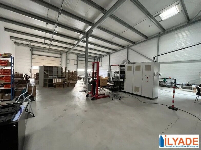 Local d’activités dans Rousset à louer - Photo de l’immeuble – Image 1 sur 7