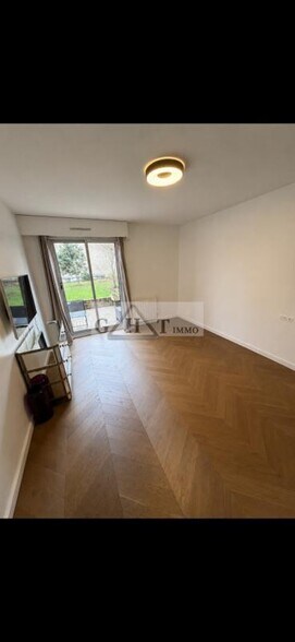 Bureau dans Charenton-le-Pont à vendre - Photo de l’immeuble – Image 2 sur 12