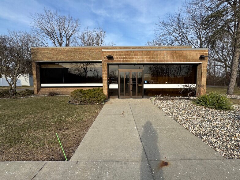 14206 N Fenton Rd, Fenton, MI à louer - Photo de l’immeuble – Image 1 sur 3