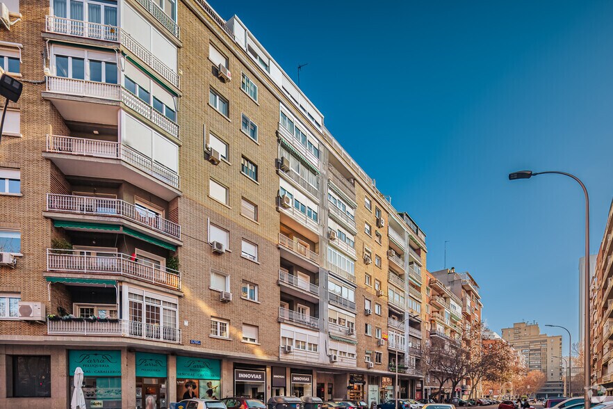 Immeuble residentiel dans Madrid, Madrid à vendre - Photo de l’immeuble – Image 3 sur 4