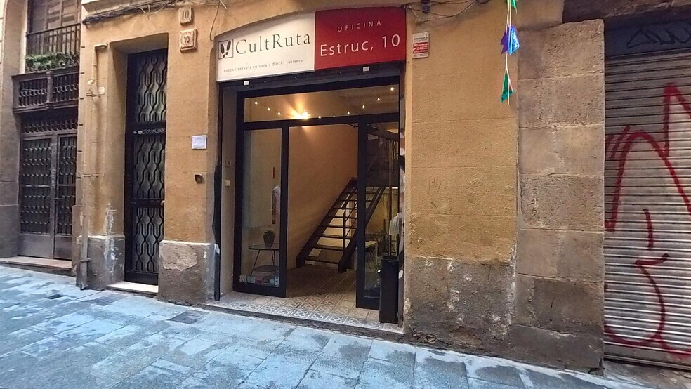 Immeuble residentiel dans Barcelone, Barcelona à vendre - Photo de l’immeuble – Image 2 sur 2