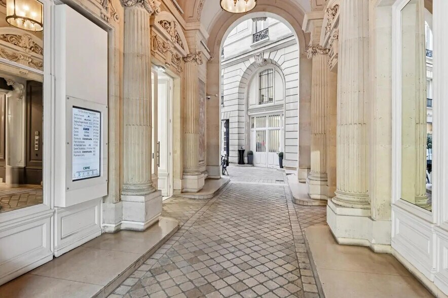 134 Boulevard Haussmann, Paris à louer - Photo de l’immeuble – Image 3 sur 17