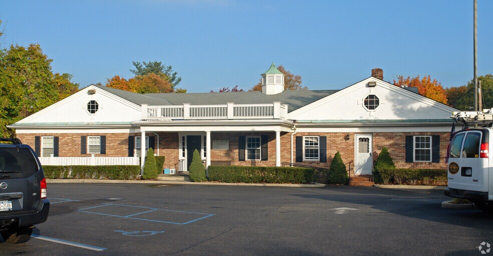 164 E Main St, Huntington, NY à louer - Photo de l’immeuble – Image 1 sur 5