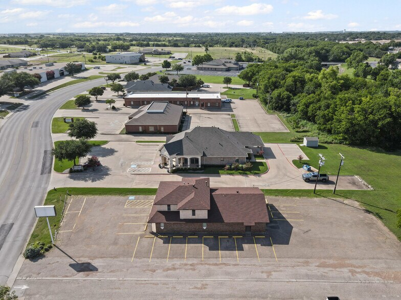 400 N Ridgeway Dr, Cleburne, TX à vendre - Photo de l’immeuble – Image 3 sur 15