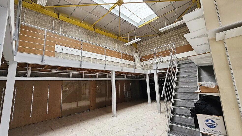 Local commercial dans Pontault-Combault à louer - Photo de l’immeuble – Image 3 sur 15