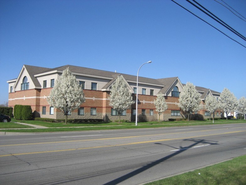 20225-20229 E 9 Mile Rd, Saint Clair Shores, MI à louer - Photo de l’immeuble – Image 1 sur 9