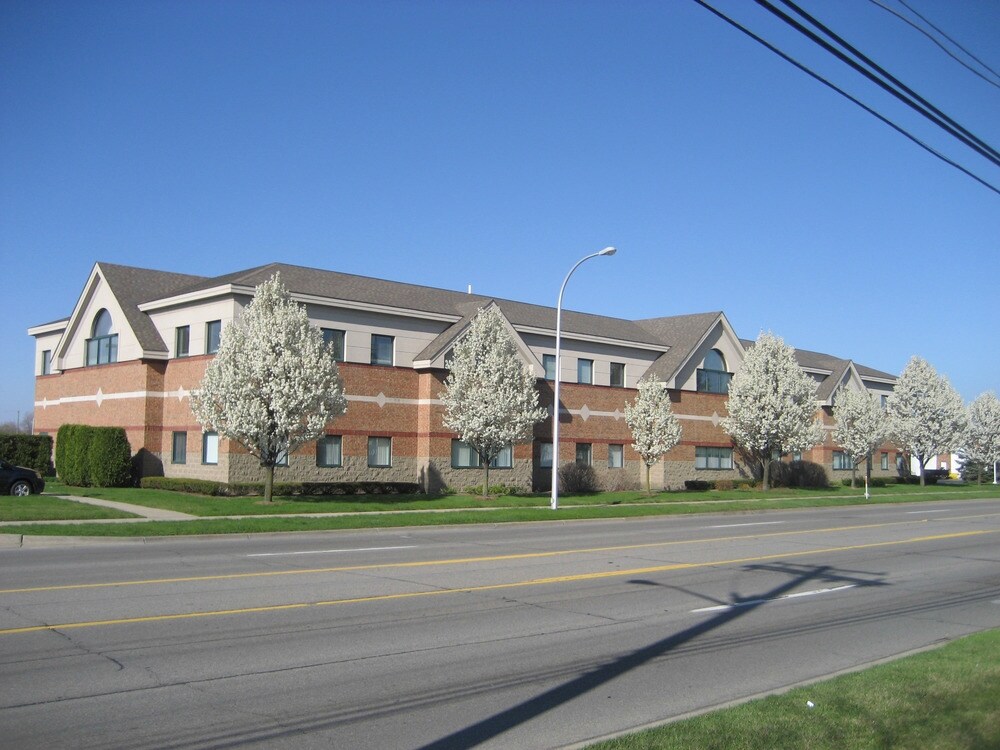 20225-20229 E 9 Mile Rd, Saint Clair Shores, MI à louer Photo de l’immeuble– Image 1 sur 10