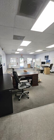 1076 Business Ln, Naples, FL à louer - Photo de l’immeuble – Image 3 sur 11