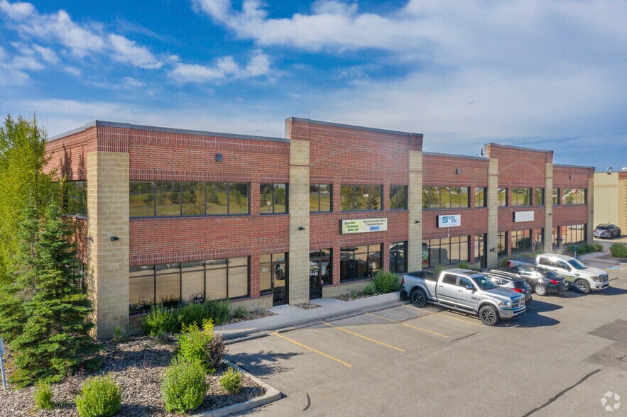 3750 46th Ave SE, Calgary, AB à louer - Photo principale – Image 1 sur 4