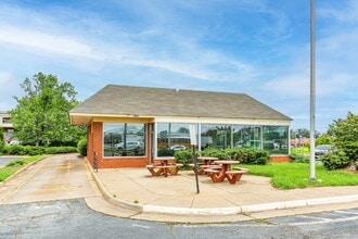 766 Warrenton Rd, Fredericksburg, VA à louer Photo de l’immeuble– Image 1 sur 2