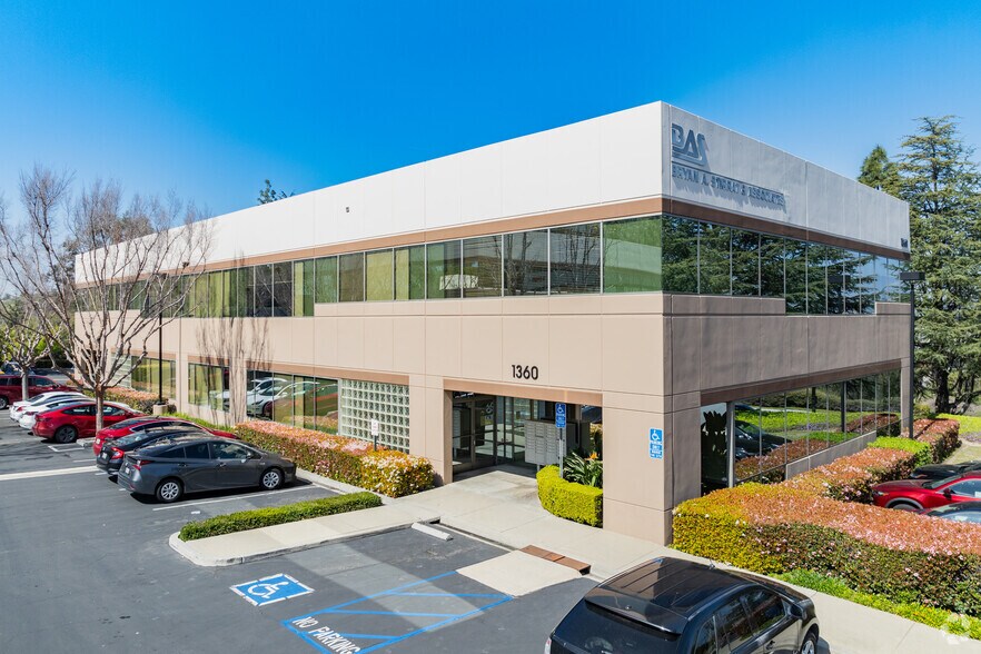 1360 Valley Vista Dr, Diamond Bar, CA à louer - Photo principale – Image 1 sur 128