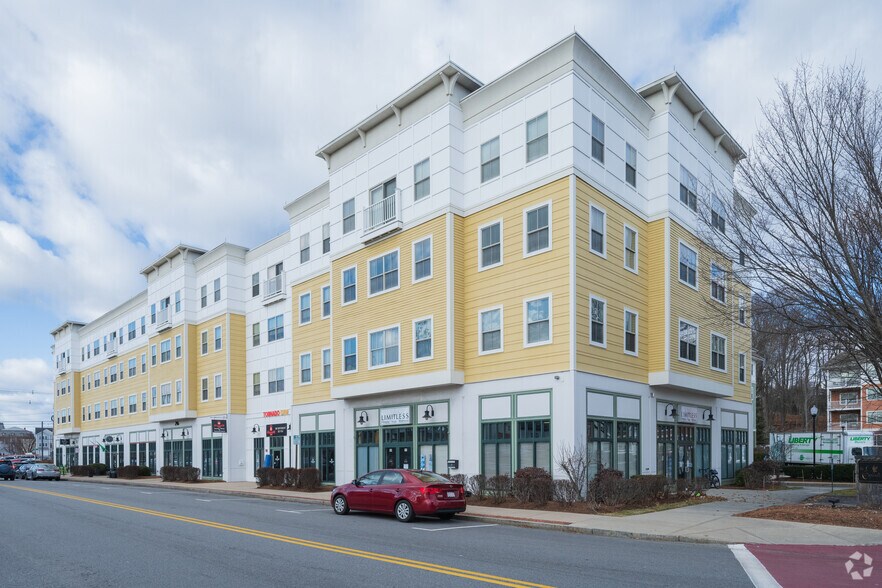 246 Main St, Hudson, MA à vendre - Photo principale – Image 1 sur 13