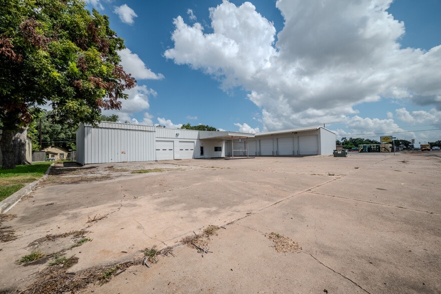 619 E Jackson St, El Campo, TX à louer - Photo de l’immeuble – Image 3 sur 51