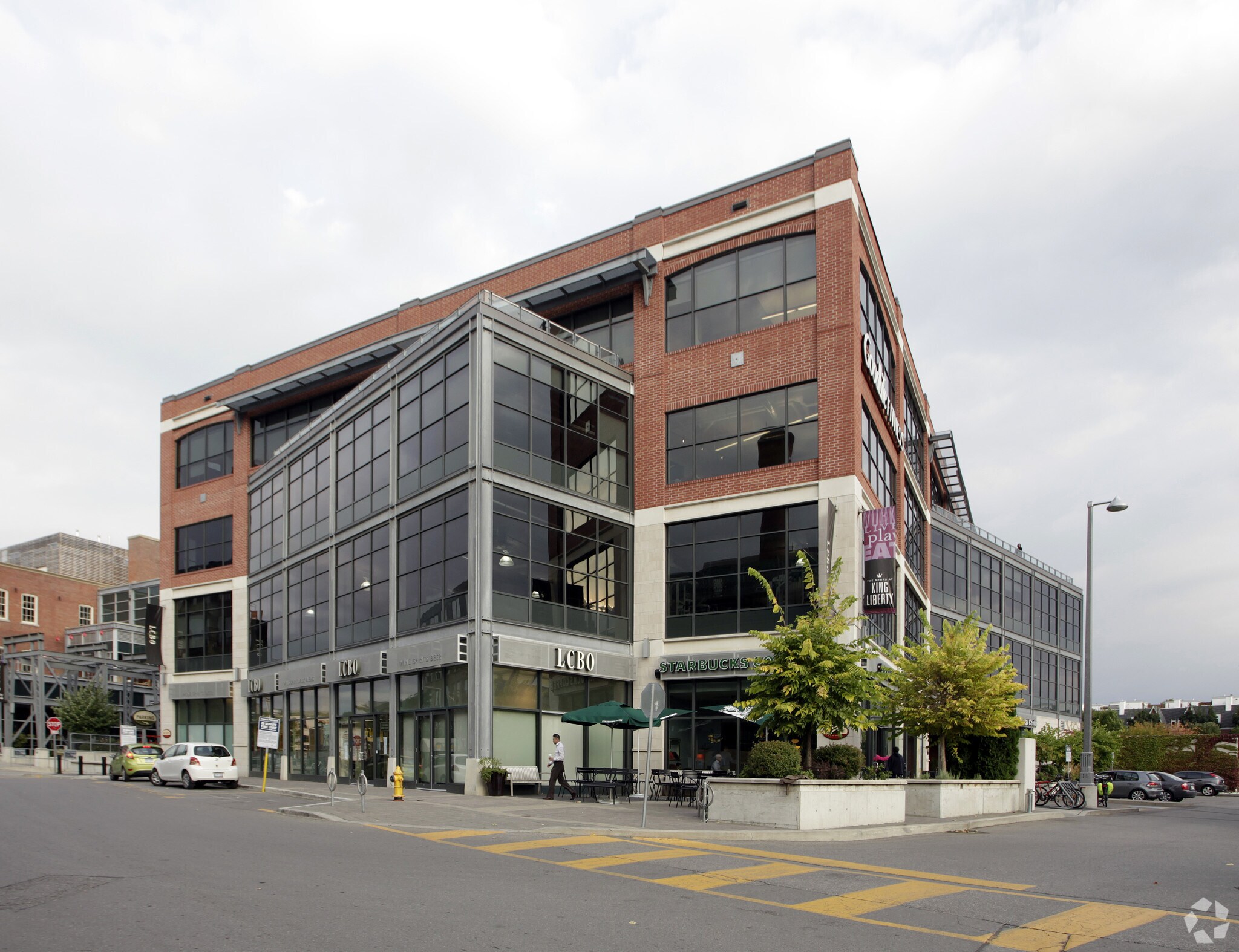 61-75 Hanna Ave, Toronto, ON à louer Photo de l’immeuble– Image 1 sur 13