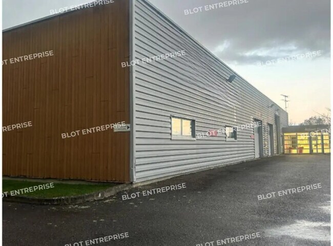 Plus de détails pour Local d’activités à vendre